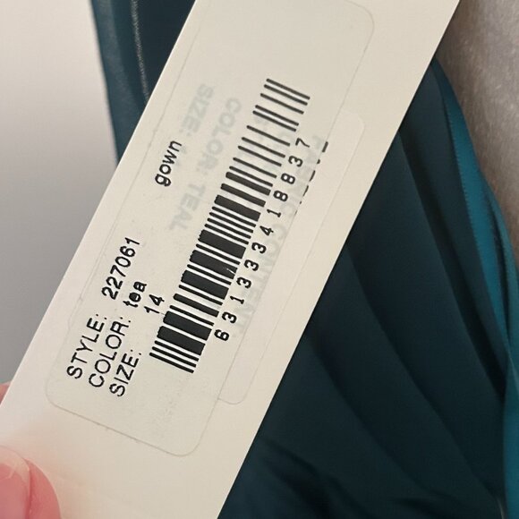 Teri Jon by Rickie Freeman Green - Picture 6 of 7